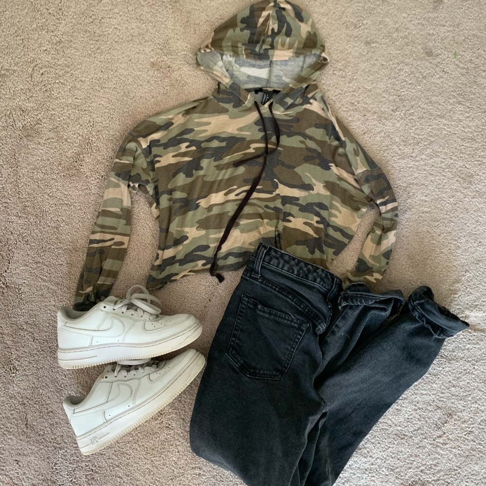 💚Forever 21 Camo Cropped Hoodie 💚